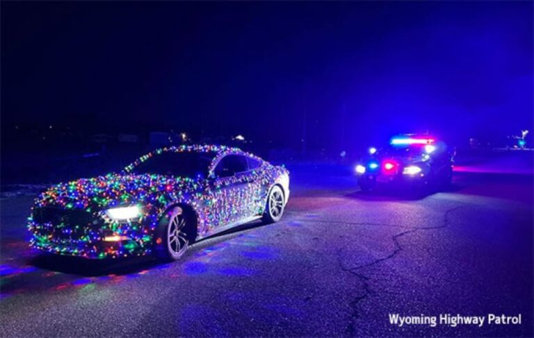 家は良くても車はあかんて！クリスマスライトでデコりすぎた車が警察に止められる