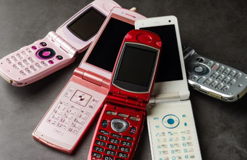 【マジかよ】子どもにスマホではなくガラケーを買い与える親が西欧で増加中「ガラケーのほうが中毒性薄い」