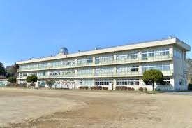 政府が中学校の1クラス最大人数を40⇒35人に変更で批判殺到！！「せめて34か36にしろ」