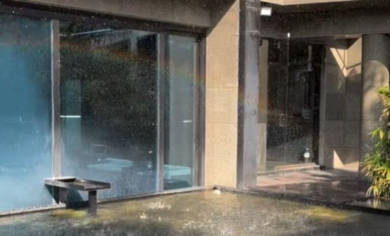 15分毎に土砂降りの雨が降るカフェが誕生、傘とレインコート、長靴が提供される