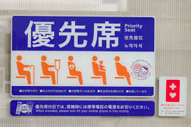電車の優先席はとりあえず座って対象者来たら譲るんだけどダメなの？ ⇒ 思わぬ大論争に