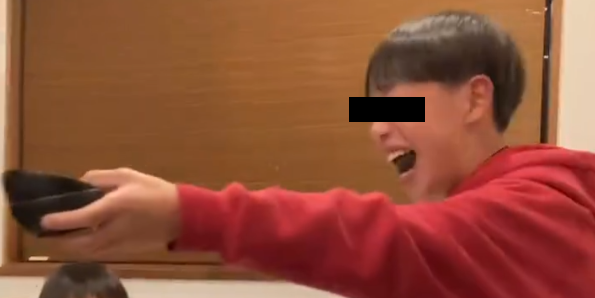 【動画】小学生さん、店員が運んできたロールケーキを一瞬で食べ終えてすぐに皿を返却→「店員に失礼」「何がダメなの？」賛否両論に