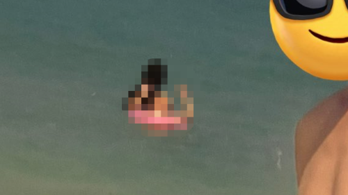 ネット民「沖縄で撮った写真なんだけど、謎の黒い影が映り込んだの。有識者居たら何なのか教えて」ﾊﾟｼｬｯ←何だよこれ、怖すぎるだろ・・・