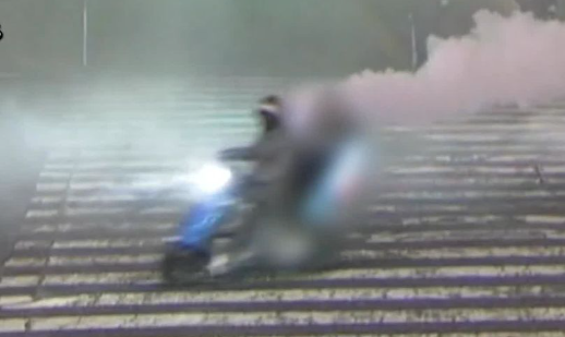 【悲報】消火剤まきながら渋谷スクランブル交差点を暴走した男（29）と少年（15）逮捕　道路交通法違反の疑い