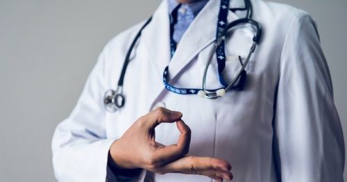【日本終了】厚生労働省「助けて！Z世代医師が『楽に稼げる』美容外科に流れてるの！」→有名医師「美容外科医はろくでもない人間が多いです」