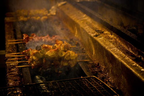 焼き鳥屋店主「焼き鳥を串から外すなや！これだけ手間を掛けて仕込みしているんだから！勝手に串を抜くなら、焼肉屋に行け！」