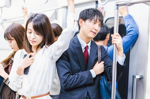 電車が満員でドアが締まりきらない中、原因？となっている男が突き飛ばされる…　これって、どうなの？