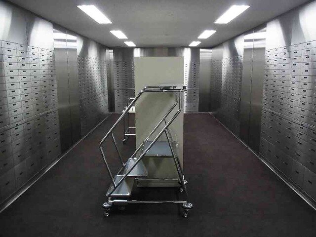 【悲報】客「俺の貸金庫は大丈夫？」銀行員「はい！」客「なんでわかるの？」行員「…」　