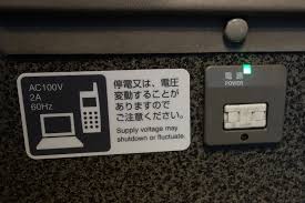 新幹線の壁についてるコンセントは壁側の席の特権？ ＪＲの見解が話題に