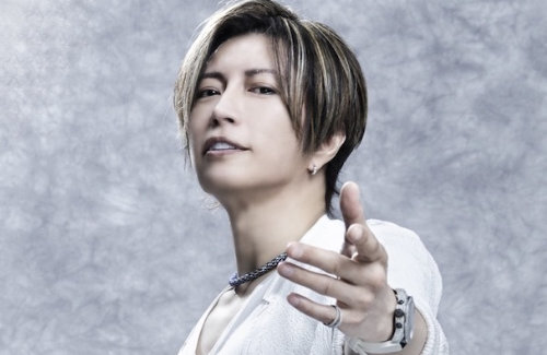 【悲報】GACKTさん、ホテルの部屋を加湿しすぎて壁紙をぶっ壊し出禁にされる