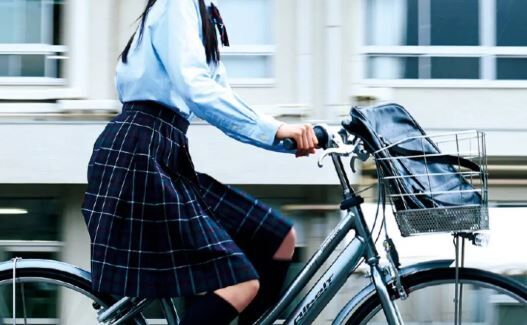 チャリに乗っていた女子高校生、下を向いて運転をしたら85歳の老人と衝突 → マジで人生終了してしまう・・・