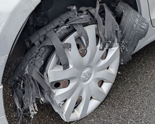 【画像】高齢者さん、この状態のタイヤで高速道路へ進入を試みる