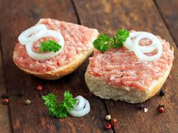生焼けハンバーグが話題な中、ドイツでは「生豚肉パン」があると話題に