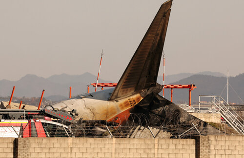 韓国航空機事故の遺族、空港で怒号「警察は役立たず！」セウォル号沈没事故のようだと話題に