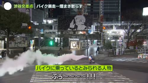 陽キャバイク乗りさん、警察に構ってもらう為スクランブル交差点を暴走しヤバイ行動をしでかす