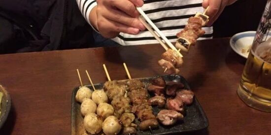 焼き鳥店さん、串から焼き鳥を外す客にブチギレ「抜くたびに値段上げます。本気です」