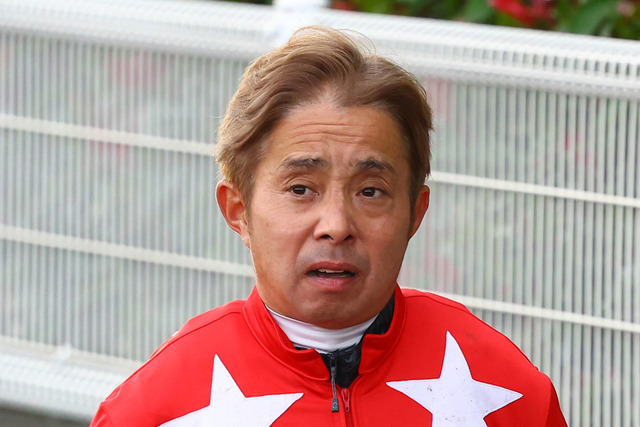 【悲報】騎乗停止になった岩田康誠騎手、スマホで何してたか判明　これすらダメなんか・・・