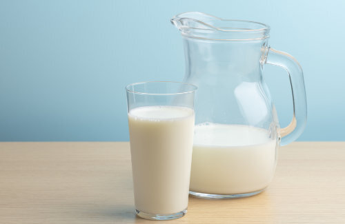 酪農家「助けて！生産コストの上昇で酪農家が減り続けてるの！！コップ1杯多く牛乳飲んで！」