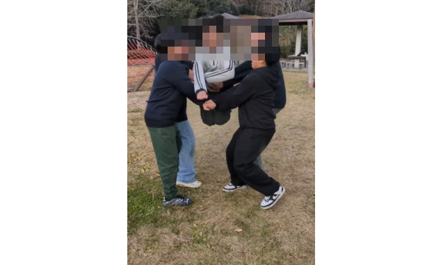 今、日本の学生たちの間で流行ってる“ヤバすぎる遊び”がこちらです → なんだよこれ・・・
