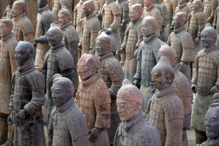 中国の兵馬俑で新たな発見、希少な高官の等身大像が見つかる