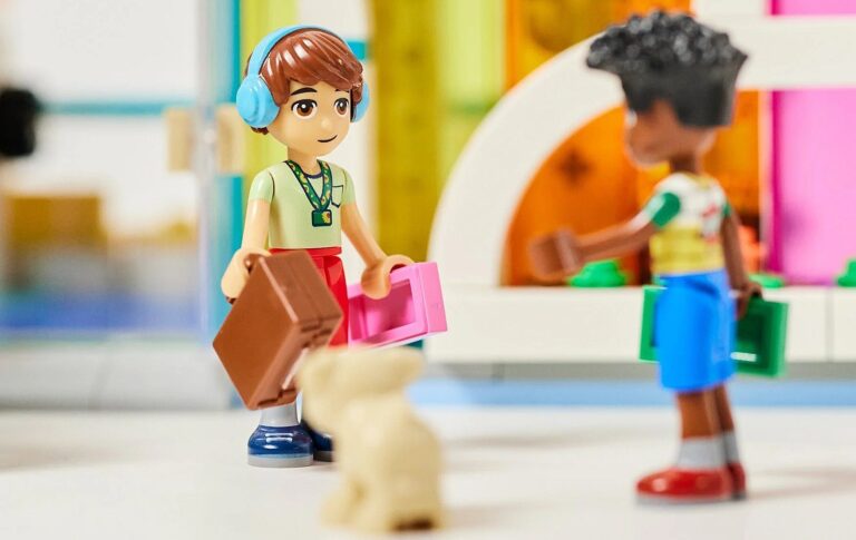 LEGOがひまわりストラップ付きフィギュアを販売。見えない障がいへの理解を深める