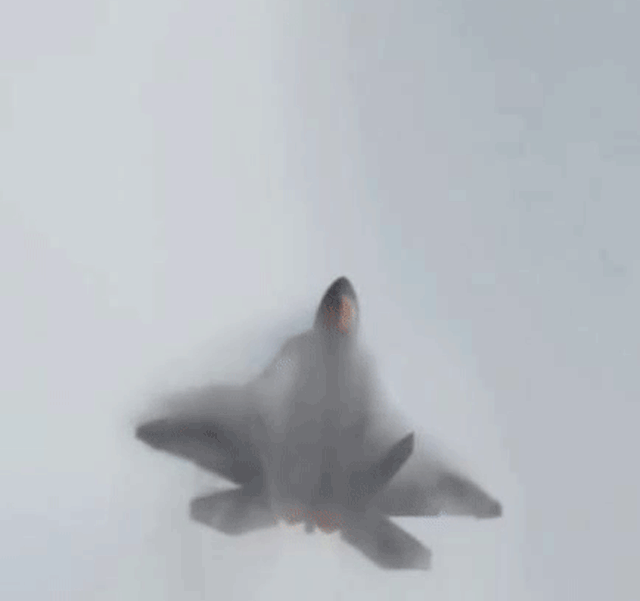 かっこいい！ステルス戦闘機F-22ラプターが雲をまとう瞬間の映像