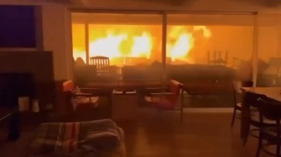 ロサンゼルスで大規模な山火事が発生→逃げ遅れた住民が家の中から撮った映像がガチで怖すぎると話題に・・・