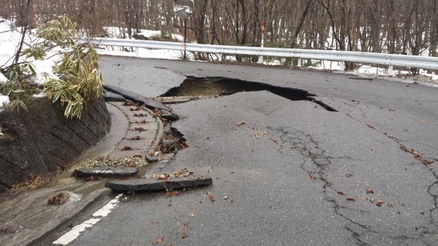 交差点で道路が突然陥没し、トラックが落下してしまう… 深さは10メートルくらいの巨大な穴