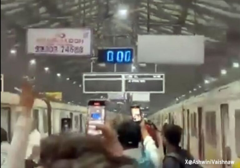 一方インドでは、2025年を迎えた瞬間、列車が一斉にクラクションを鳴らしていた（要音声）