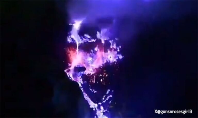 神秘的な青い炎を放つ、ジャワ島のイジェン火山