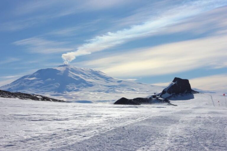 南極の氷が溶けると地下の火山が目覚め、噴火により更なる危機を招く恐れ