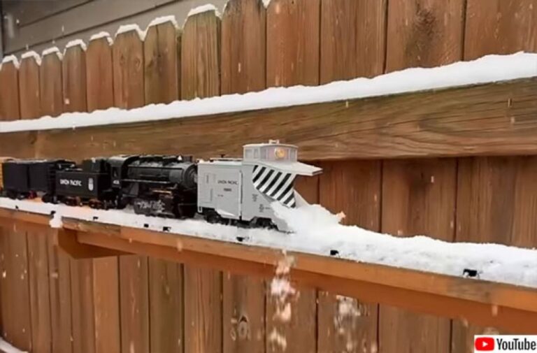 ずっと見てられるやつ。フェンスをレールにして、除雪列車を走らせてみた裏庭鉄道