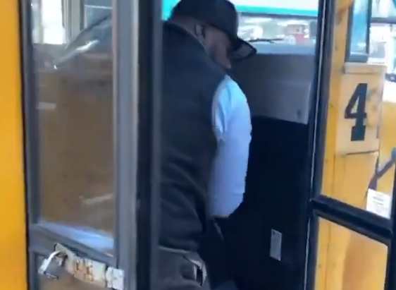 【動画】スクールバスで運転手が子供を叩き出して追い出す → 周りの人が絶句し怒鳴る人も現るも、運転手の行動は正しかったかもしれない…