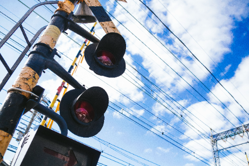 兵庫・神戸市の踏切で通行人2人が誤って踏切内で信号待ちしたのか、そのまま電車と衝突し2人共死亡