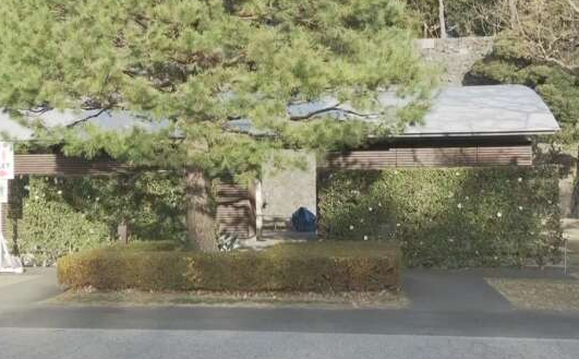 一般参賀中の皇居内のトイレで落書きし逮捕された男、ヤバすぎるモノを持っていた・・・