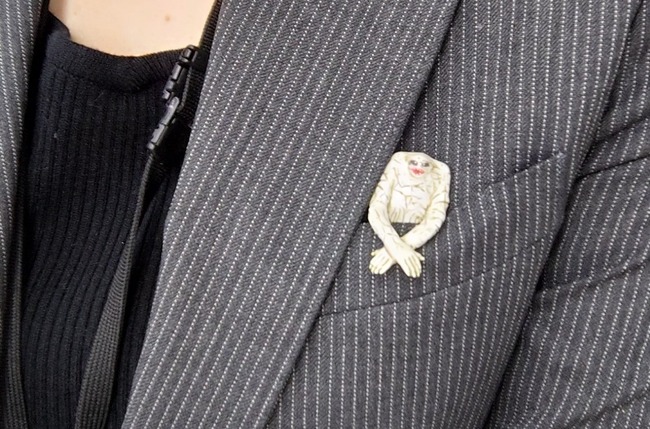 OLさん「スーツの胸ポケットにジャミラを忍ばせて職場の人に何も言われないでいられるかチャレンジしてみよｗ」→結果ｗｗｗｗｗ