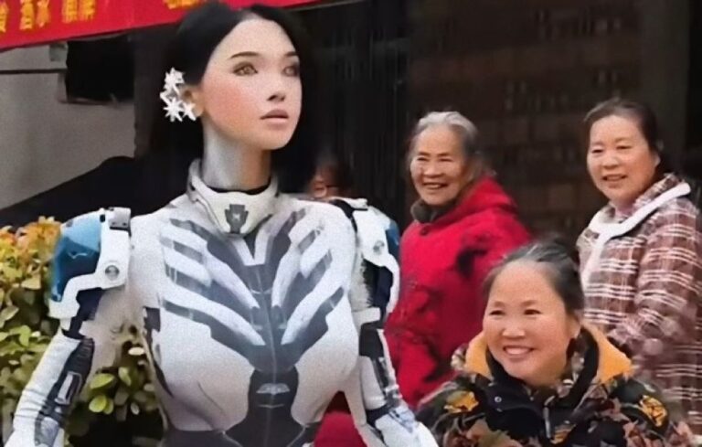 ロボット？人間？どっち？村人たちを驚かせたロボットガールの里帰り