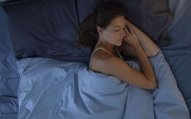 謎の男性の声に震える女性、睡眠アプリに録音されていた恐怖の瞬間