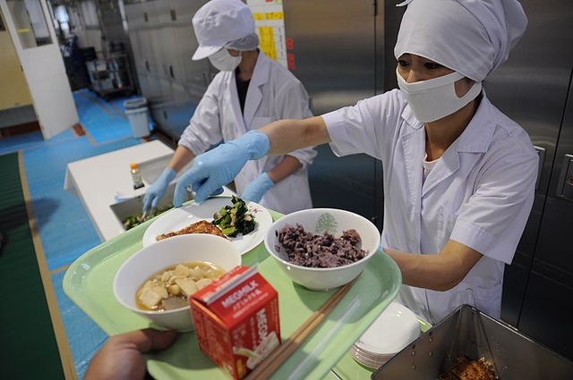 給食のおばちゃん｢残った食材勿体ない…遅くまで働く職員にまかないを作ってあげよう！｣→匿名通報により処分