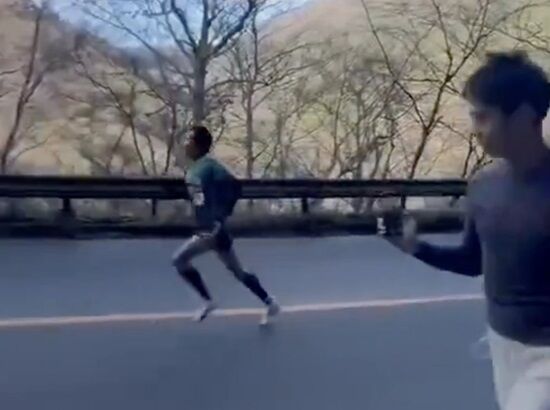 【動画】中国人インフルエンサーが駅伝のコースに侵入→スタッフが警告しまくるもガン無視で選手と並走