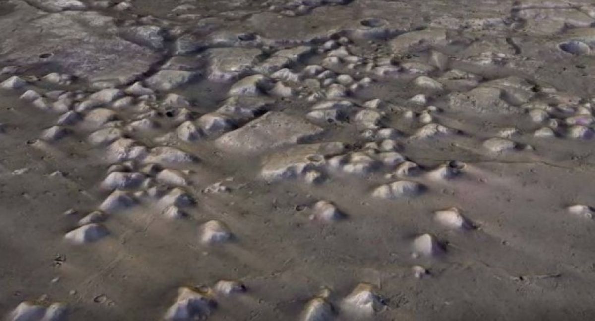 火星の丘に古代の水の痕跡を発見、生命存在の鍵となるか？