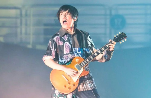 元RADWIMPSのギタリストさん「アリーナツアー1公演あたりのギャラが少な過ぎて体調悪くなってきた。運良ければパチンコで1日で稼げる額です」