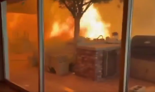 【動画】とあるカリフォルニア住民、例の大火事で避難していると思い切りや家に籠もる → 火に囲まれ家の中に閉じ込められる…