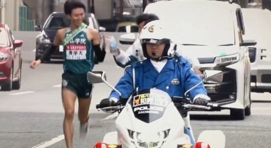 【画像】箱根駅伝、横浜で出てきた給水係のおじいちゃん　→　実はとんでもない超大物だと判明してネット騒然！　先生、何やってるんですかｗｗｗｗｗ