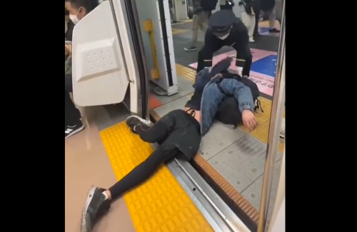 【悲報】日本さん、電車で倒れている女性を駅員以外誰も助けない国になってしまう・・・「セクハラとか言われたらたまったもんじゃない」「冤罪被害が知れ渡った結果」