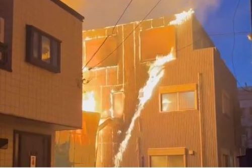 隣の家で火事が発生→とんでもなく冷静な行動をとる住人が話題に