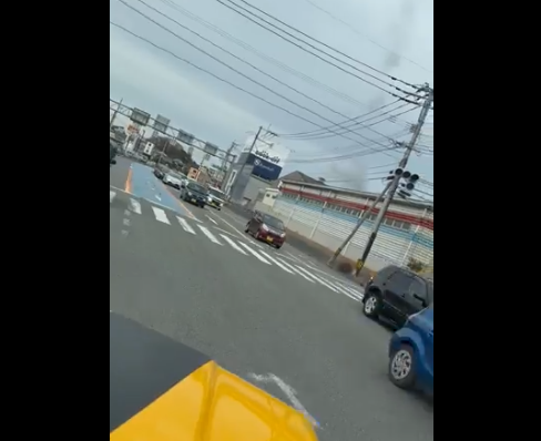 X民「え…この右折事故、俺が悪いの…？元ドライバーのゴールド免許なんですけど…」