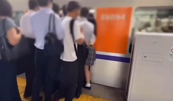 【動画】女さん「満員電車で最初はぐいぐい推してたのに女子高生が諦めたらみんな止めた！イヤアアアアア」