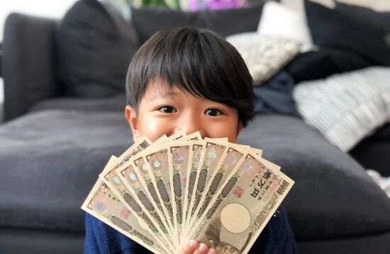 【調査】最近の小学生のお年玉事情→金額は平均2万円、使い道はおもちゃでもゲームでもなくダントツ○○