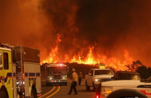 【画像】ロサンゼルスの大規模山火事、焼け野原のなか奇跡的に無事だった建物がこちら！　→　アメリカの豪邸、想像以上にスカスカだった疑惑が浮上してしまう…
